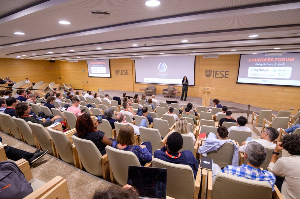 Aline addressing an audience in a lecture theatre